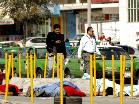 Thi thể năm tài xế nằm trên đường. Ảnh: Getty Images