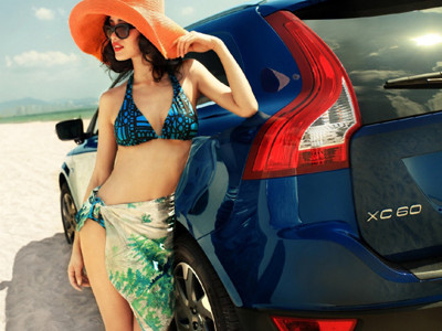 Nữ thủy thủ gợi cảm bên xế