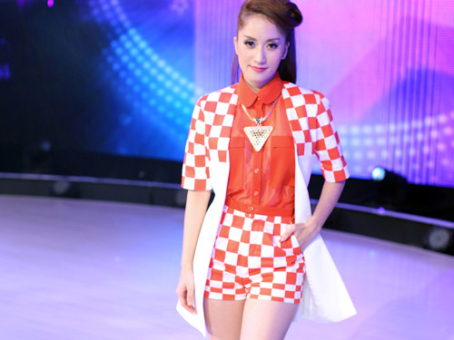 Khánh Thi mặc quần ngắn cũn khoe chân gợi cảm