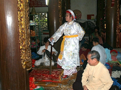 Cấm lên đồng: Khó vẫn phải làm