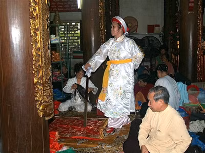 Cấm lên đồng: Khó vẫn phải làm