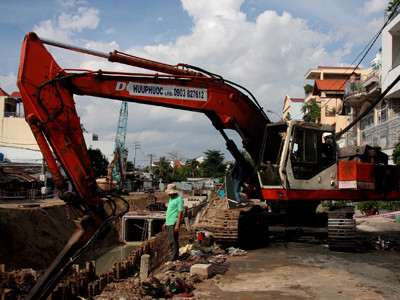 Xe đóng cọc công trình bỗng nhiên bốc cháy