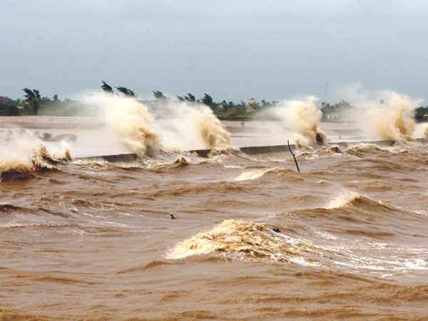 Bờ biển Tiền Hải - Thái Bình, gió mạnh, biển động dữ dội