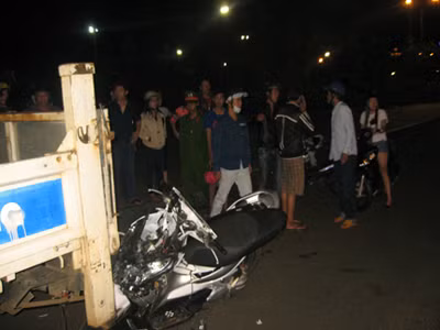 Đâm vào xe cảnh sát, một thanh niên nguy kịch