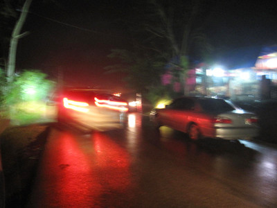 Ô tô chở hàng lậu chờ vượt sào. Ảnh: Minh Thùy