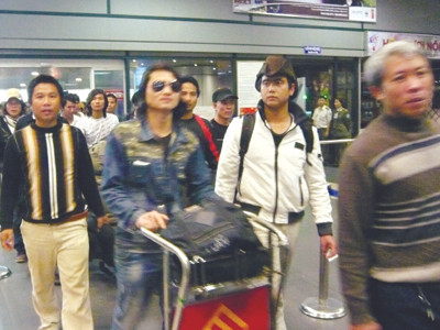 Gần 1.000 lao động về nước an toàn