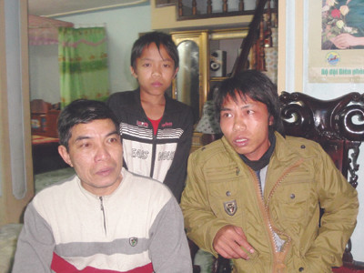 Trần Văn Trí (bìa phải) kể về hơn 7 tháng trong tay cướp biển Somalia với người thân và phóng viên	Ảnh: Quang Long