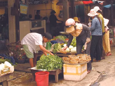 Giá cả tăng cao, người tiêu dùng đành thắt lưng buộc bụng