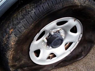 Xe bị nổ lốp, cần làm gì?