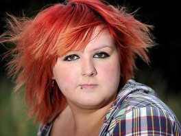 Cô gái cầm dao tự đâm mình trong cơn mộng du