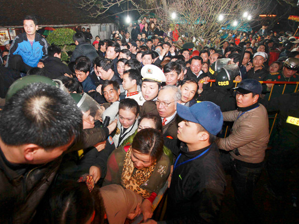 Chen lấn, xô đẩy tại lễ khai ấn đền Trần