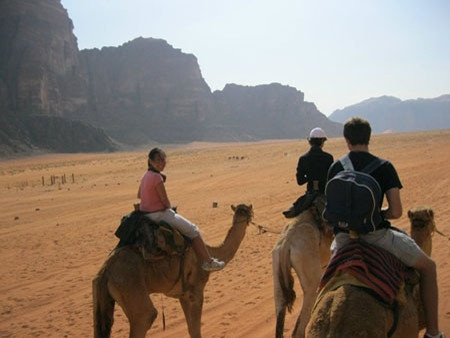 'Tạm dừng học': Trẻ háo hức, người lớn giãy nảy