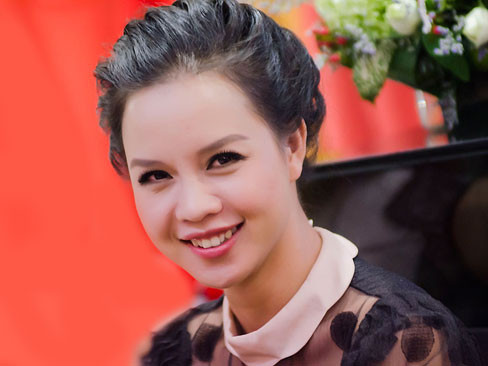 Á hậu Ngọc Oanh khoe da trắng ngần