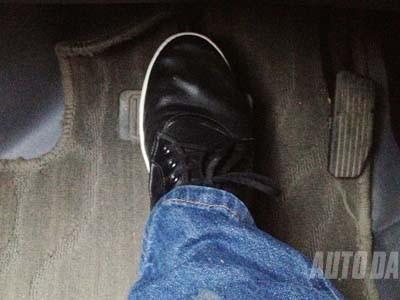 Xe số tự động, không đạp ga mà vẫn chạy?