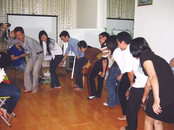 Các bạn trẻ trong trò chơi tìm hiểu tâm lý hai giới