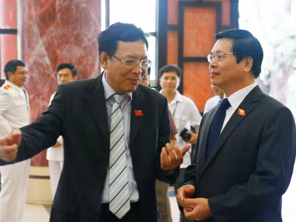 Các đại biểu trao đổi bên ngoài hành lang Quốc hội Ảnh: Hồng Vĩnh