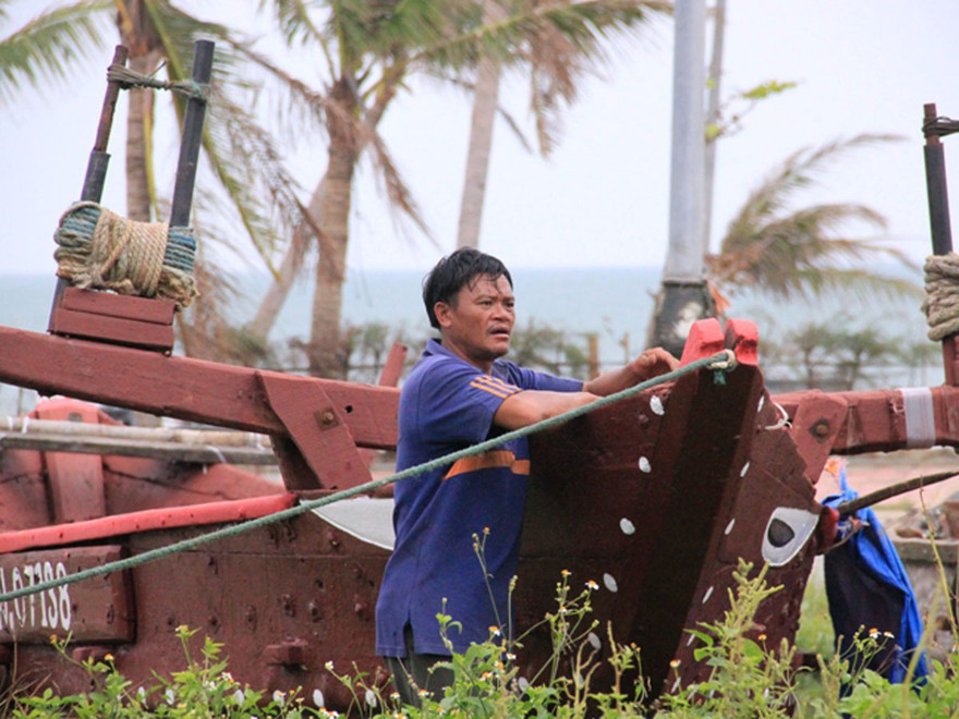 Thời tiết 'êm êm' trước bão, người dân vẫn không chủ quan