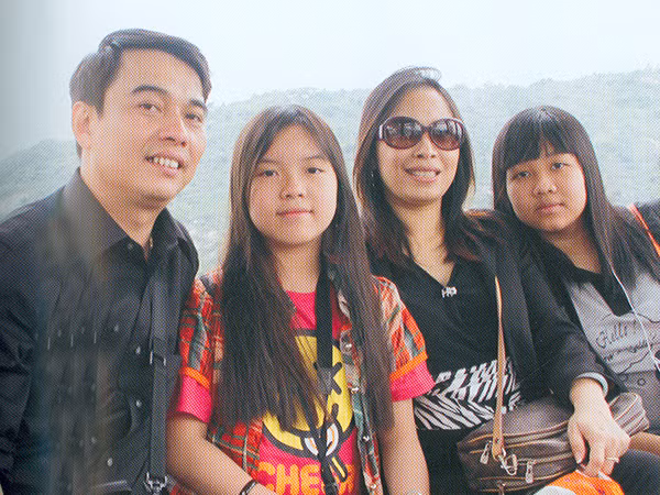 Trâm Anh (thứ 2 từ trái sang) cùng gia đình