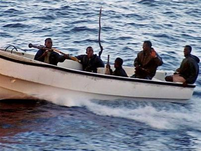 Cướp biển lai dắt tàu vào cảng Somalia