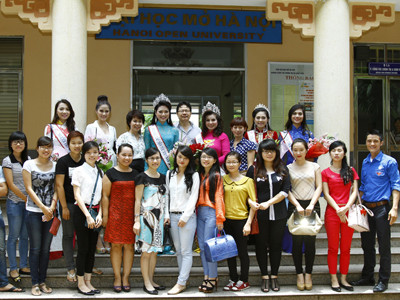 Hoa hậu Ngọc Anh về thăm trường