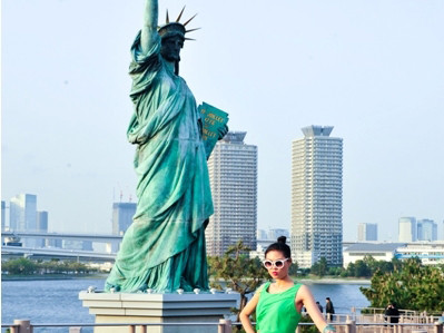 Mai Giang bên tượng Nữ thần tự do ở Nhật