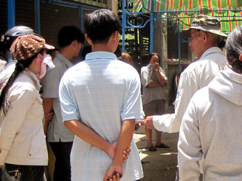 Nợ tiền tỷ, vợ trung tá CSGT đầu độc chồng