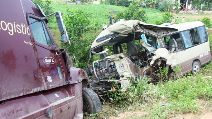 Xe container đấu đầu xe khách, hơn 10 người thương vong