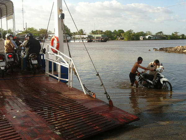 Phà chở đông người, xe lao xuống sông