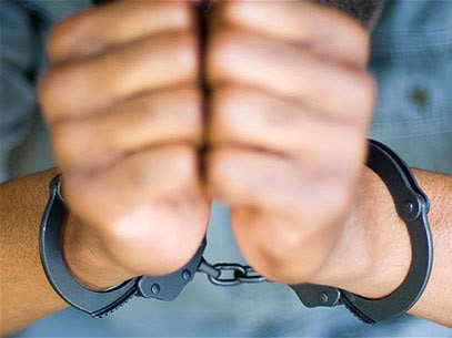 Đang ngủ bị 'yêu râu xanh' cưỡng hiếp