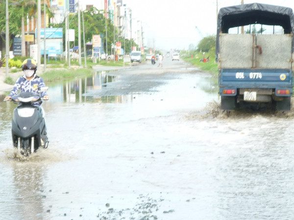 Đường Nam sông Hậu mới thông xe đã hư hỏng