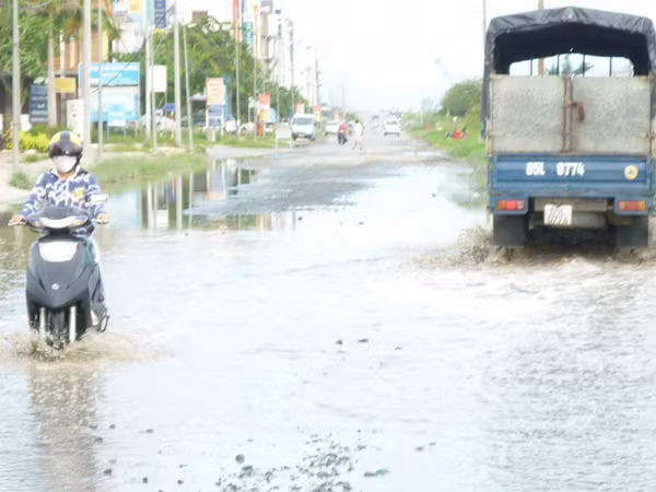 Đường Nam sông Hậu mới thông xe đã hư hỏng