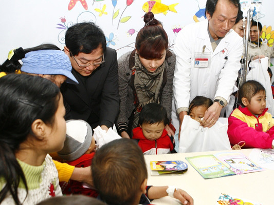 Báo Tiền Phong tặng quà cho bệnh nhi