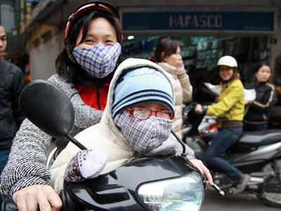 Đưa con đi học ngày rét