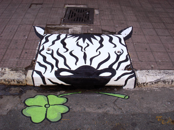 Nghệ thuật bước ra từ... nắp cống