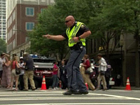 Cảnh sát vừa nhảy vừa điều khiển giao thông