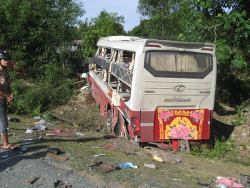 Hai xe khách đấu đầu, 6 người thương vong