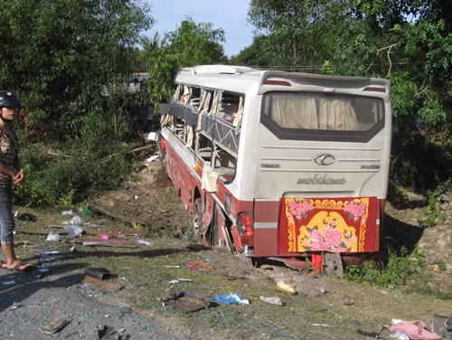 Hai xe khách đấu đầu, 6 người thương vong