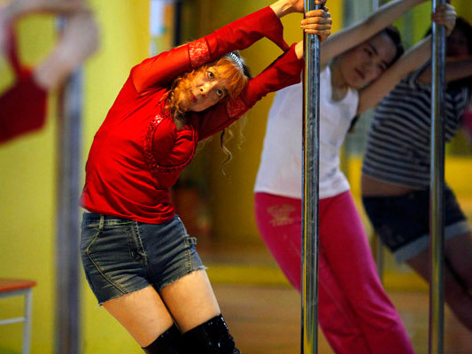 Cụ bà 61 tuổi múa cột cực ‘sung’