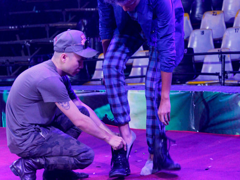 Đỗ Mạnh Cường tận tay đi giày cho 'trai đẹp' Next Top