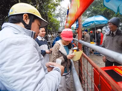 Phát ấn tại đền Trần. Ảnh: Minh Đức