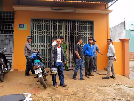 Ném bom xăng, đốt nhà dân giữa ban ngày