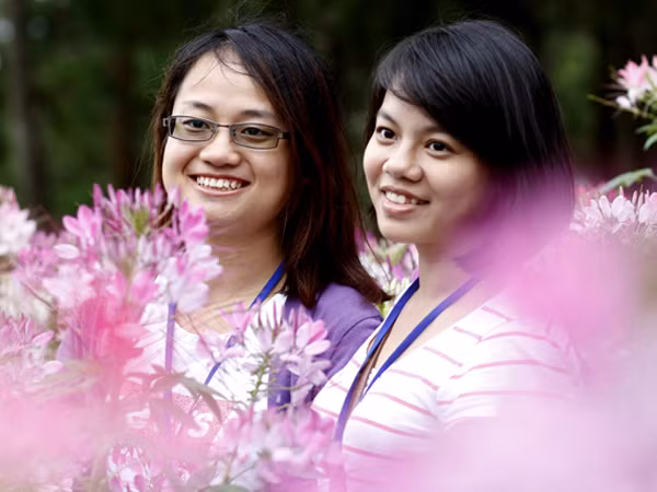 Thanh niên kiều bào khoe sắc ở xứ sở hoa Đà Lạt