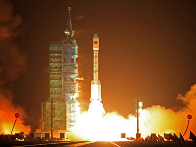 Tàu Trung Quốc bay trên nền nhạc Mỹ