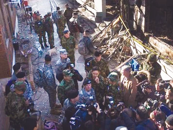 Tướng Mỹ Walter Sharp thị sát đảo Yeonpyeong hôm 26-11. Ảnh: AP