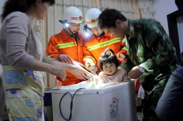 Bé gái bị mắc kẹt trong máy giặt