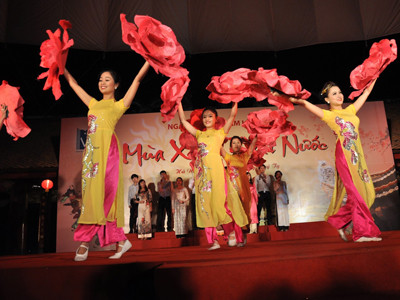 Cú hích cho cỗ xe thơ đang ì ạch chạy