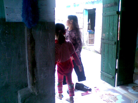 Cháu H. trong nhà mình