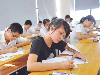 Kỳ thi tuyển đại học chính quy vẫn nghiêm túc và sàng lọc khách quan hơn hệ tại chức. Ảnh: Hồng Vĩnh