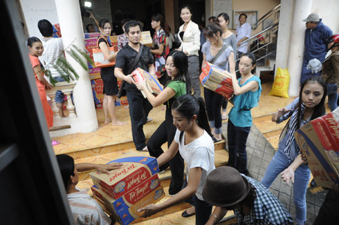 Tự tay trao tặng những thùng mì tôm cho đồng bào.