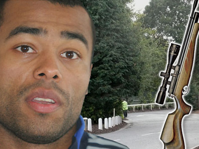 Ashley Cole nghịch...súng